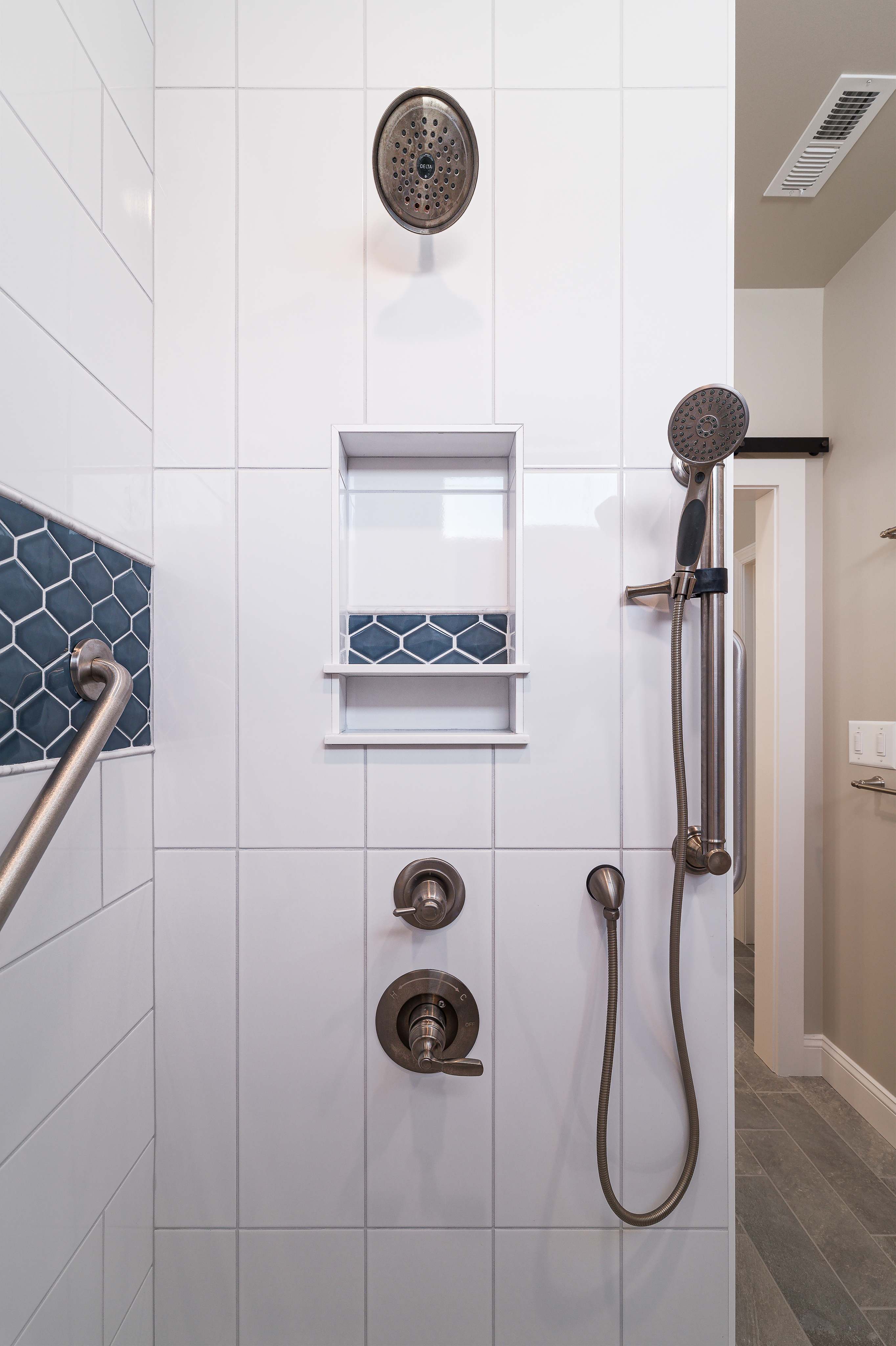 Shower Fixtures & Niche Detail